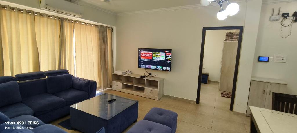 TV a/nebo společenská místnost v ubytování Telferk Acron Seawinds Apartment- Baga