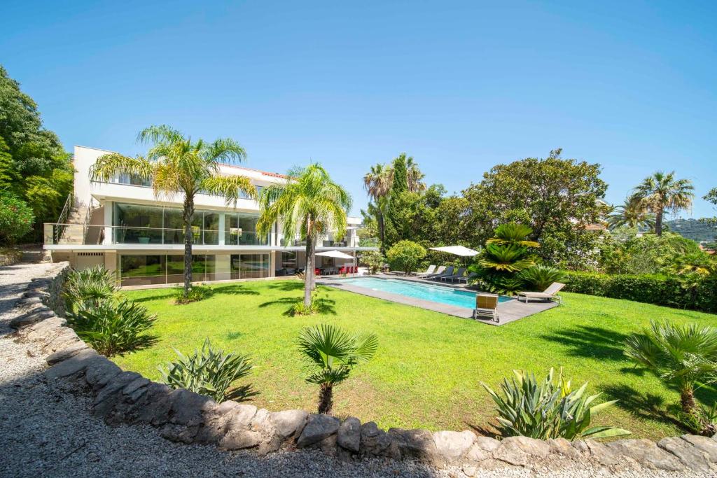une vue extérieure d'une maison avec piscine dans l'établissement REF 1941 - Cannes Center - Villa for rent, à Cannes