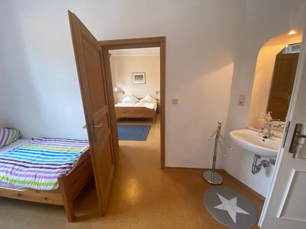 Postel nebo postele na pokoji v ubytování Landgasthof Goldener Löwe Mainbernheim