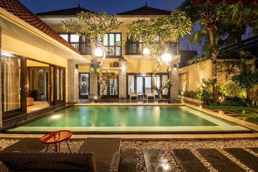 a swimming pool in the backyard of a house at 6-BR Private Pool Samudra Villa Tiga Umalas 10min to Canggu Beach in Umalas