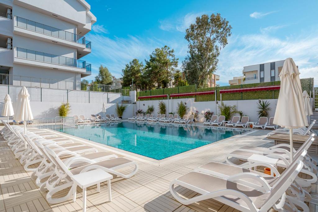 Bazén v ubytování A Hotel Side nebo v jeho okolí