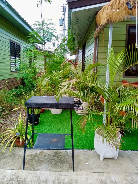 un tavolo nero di fronte a una casa con piante di S&E-2 Tiny Guest House - Olango Island a Lapu Lapu City