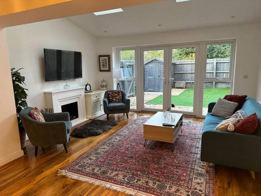 TV a/nebo společenská místnost v ubytování Windsor and slough