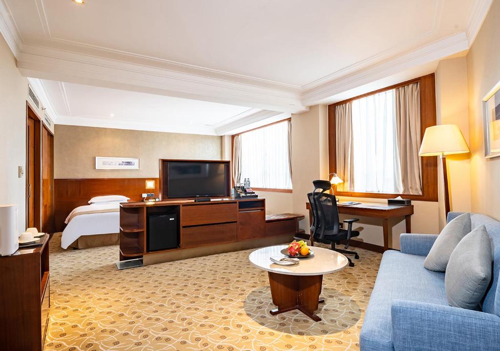 TV a/nebo společenská místnost v ubytování San Want Hotel Shanghai