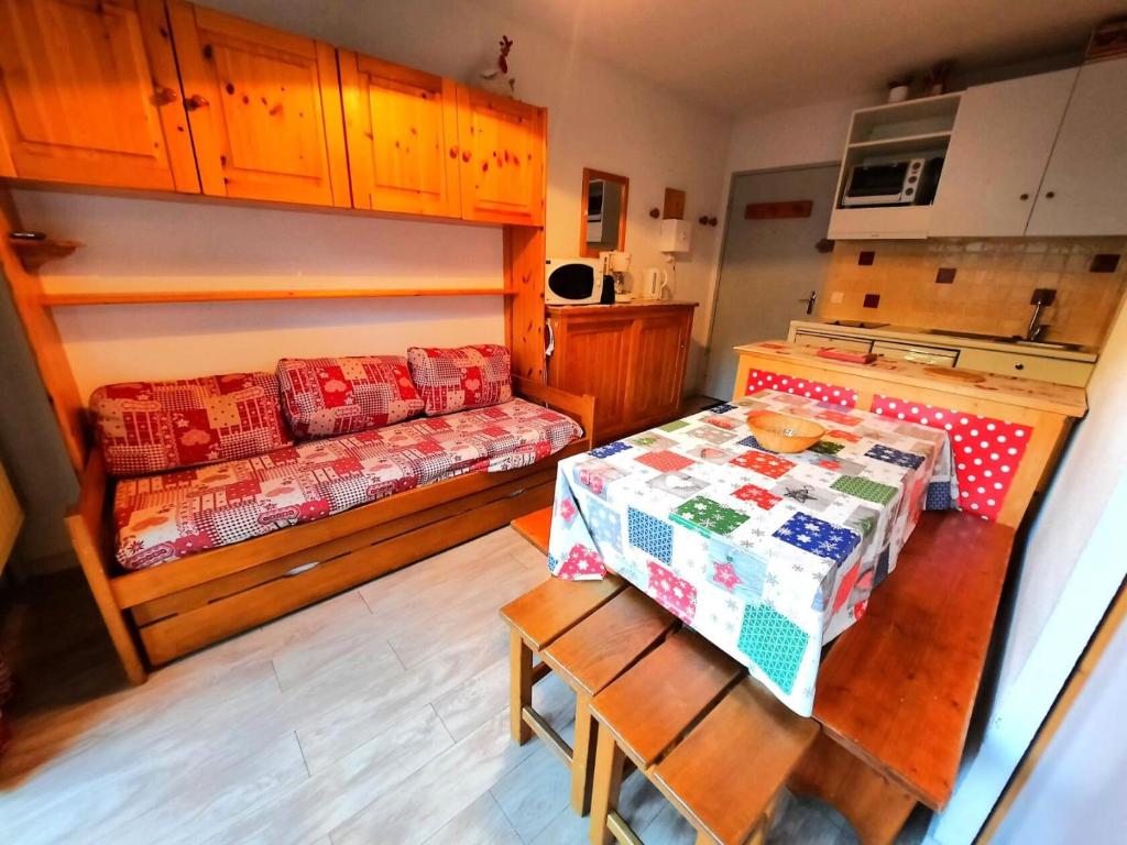 - un salon avec un canapé et une table avec un cadeau dans l'établissement Résidence Jetay - Appartement 4 personnes aux Ménuires MAE-5564, aux Menuires