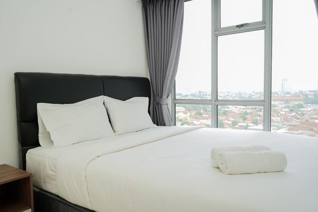 Postel nebo postele na pokoji v ubytování Simply and Cozy 3BR Apartment at M-town Residence By Travelio