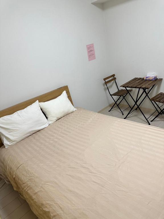 Postel nebo postele na pokoji v ubytování Residence天王寺東