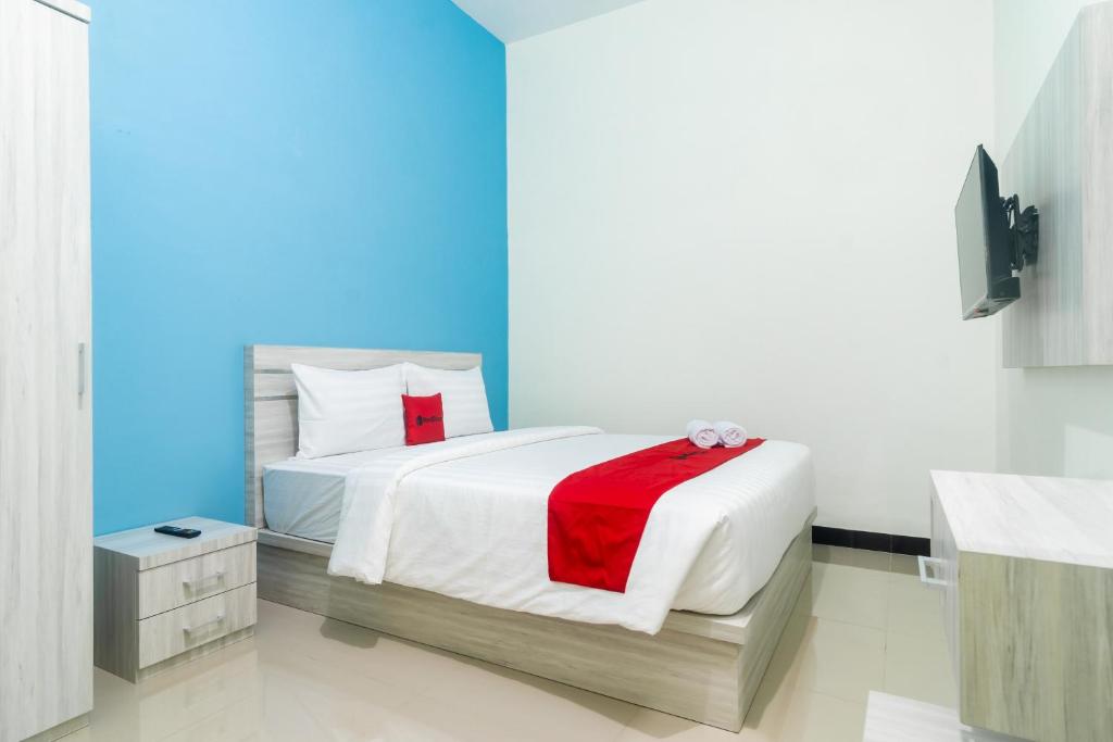 Ένα ή περισσότερα κρεβάτια σε δωμάτιο στο RedDoorz Plus at Sempurna Inn Medan