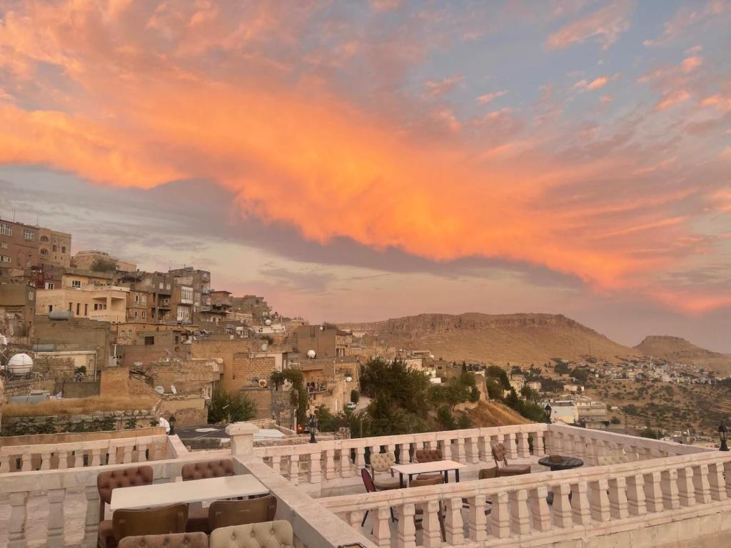 ein Blick vom Dach eines Gebäudes bei Sonnenuntergang in der Unterkunft Rumetpaşakonağı in Mardin