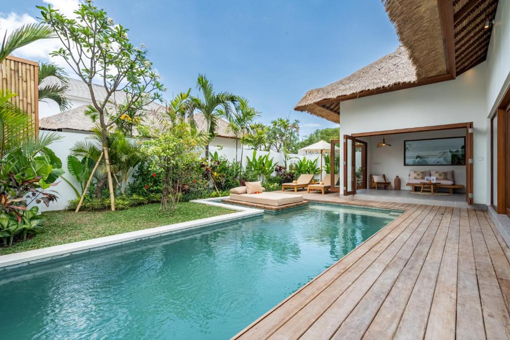 een afbeelding van een villa met zwembad bij Villa Lounes 1 - Walking Distance to Nyanyi Beach in Tanah Lot