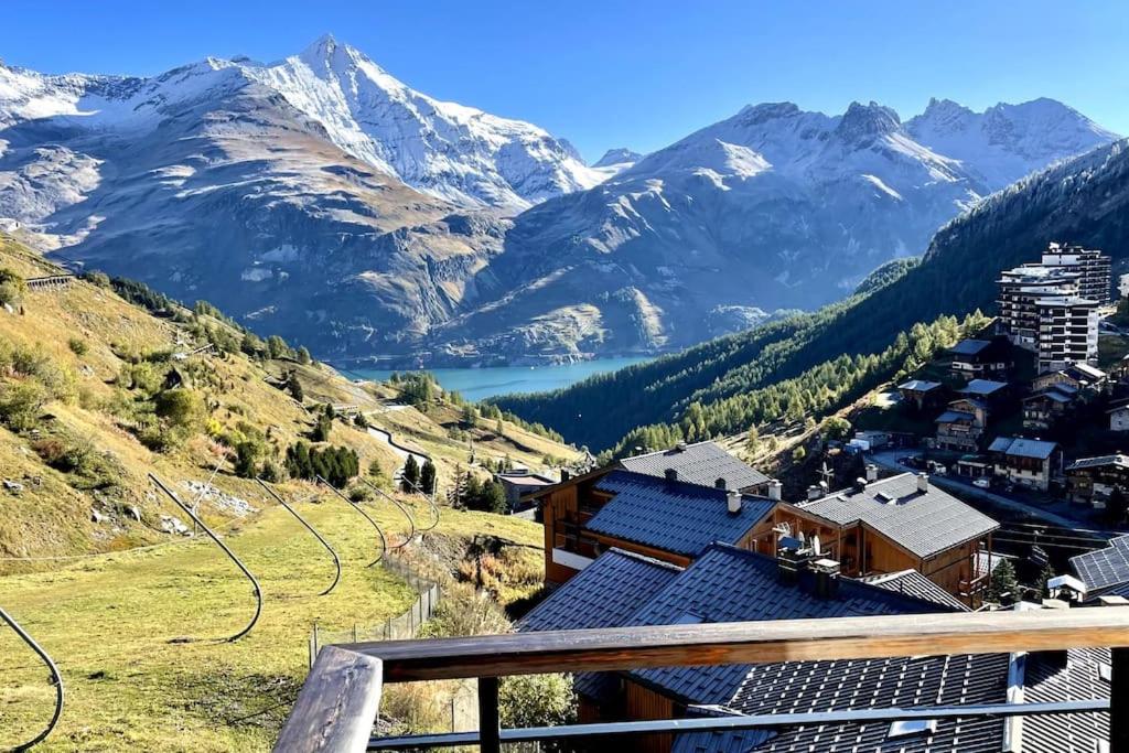 - une vue depuis le balcon d'un complexe dans les montagnes dans l'établissement Tignes, ski aux pieds, vue d'exception, 1 chambre, à Tignes