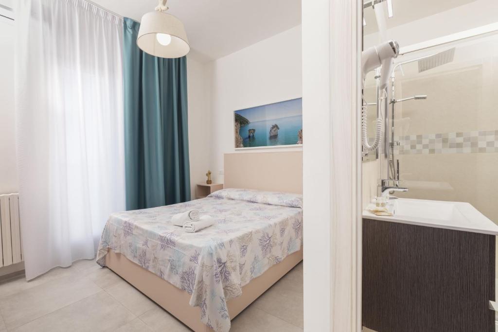 Postel nebo postele na pokoji v ubytování HOTIDAY Room Collection - Vieste