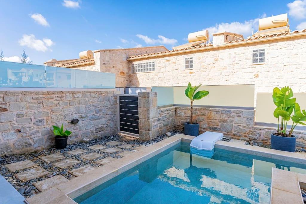 Basen w obiekcie Zefyros Suite , Seafront retreat ! lub w pobliżu