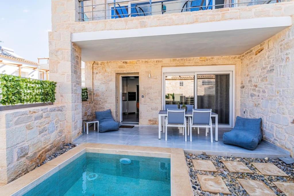 Basen w obiekcie Zefyros Suite , Seafront retreat ! lub w pobliżu