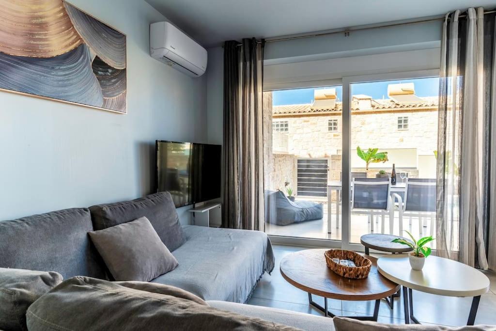 Część wypoczynkowa w obiekcie Zefyros Suite , Seafront retreat !
