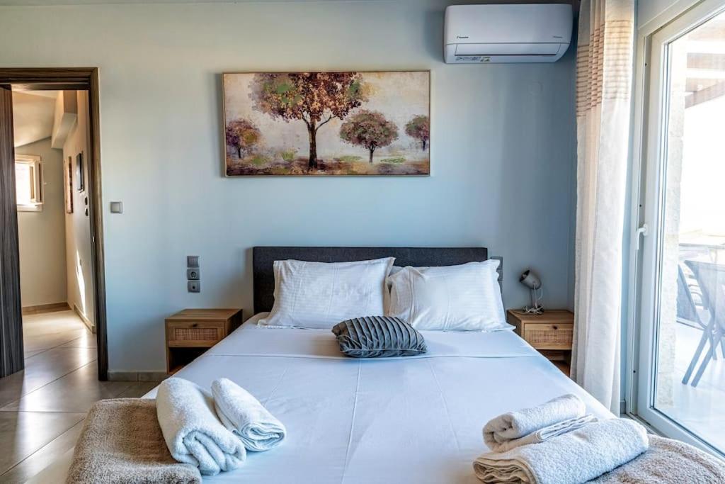 Łóżko lub łóżka w pokoju w obiekcie Zefyros Suite , Seafront retreat !