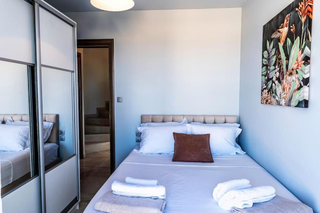 Łóżko lub łóżka w pokoju w obiekcie Zefyros Suite , Seafront retreat !