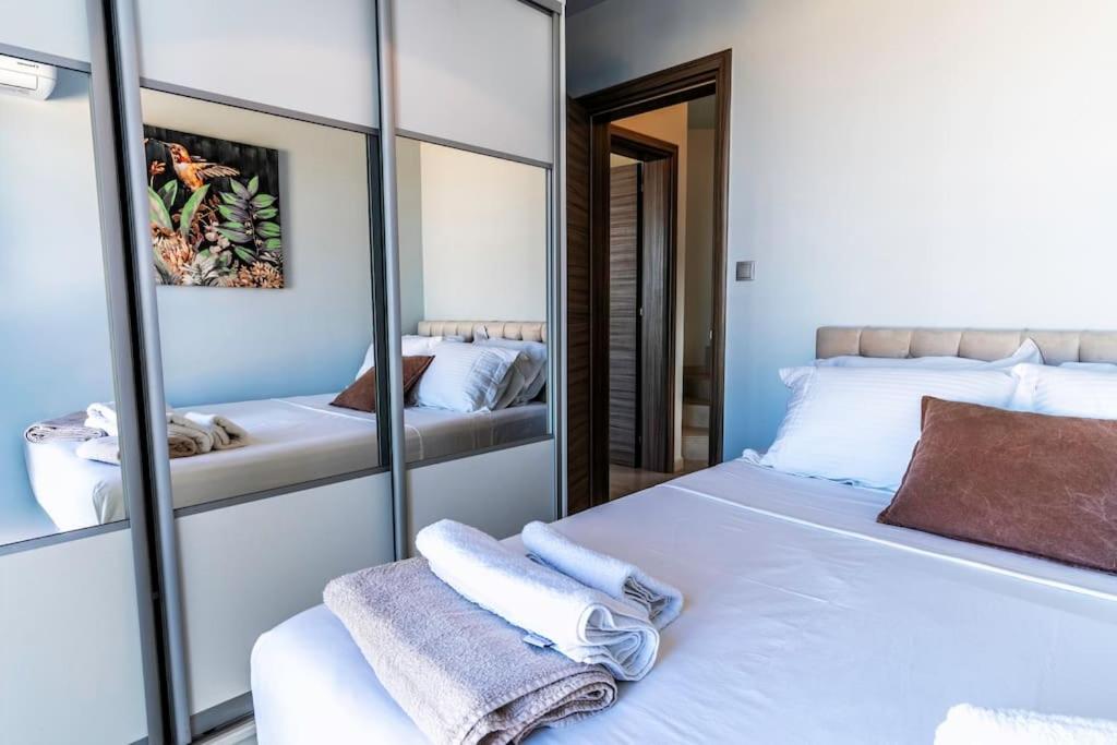 Łóżko lub łóżka w pokoju w obiekcie Zefyros Suite , Seafront retreat !