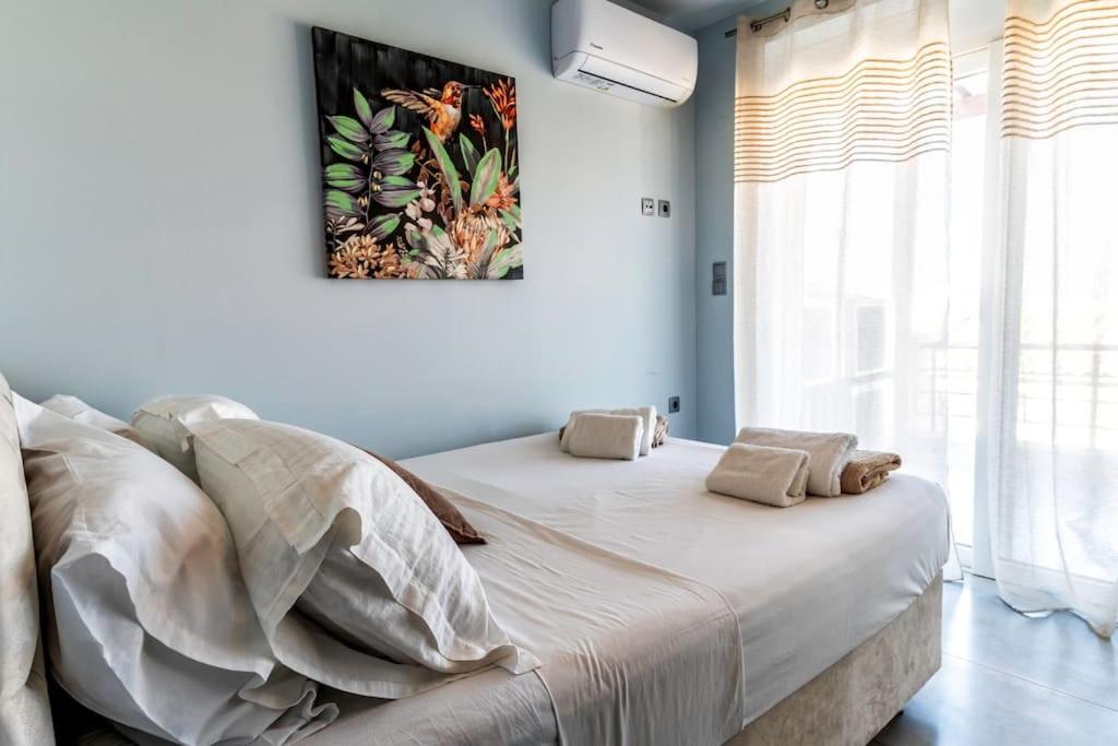 Łóżko lub łóżka w pokoju w obiekcie Zefyros Suite , Seafront retreat !