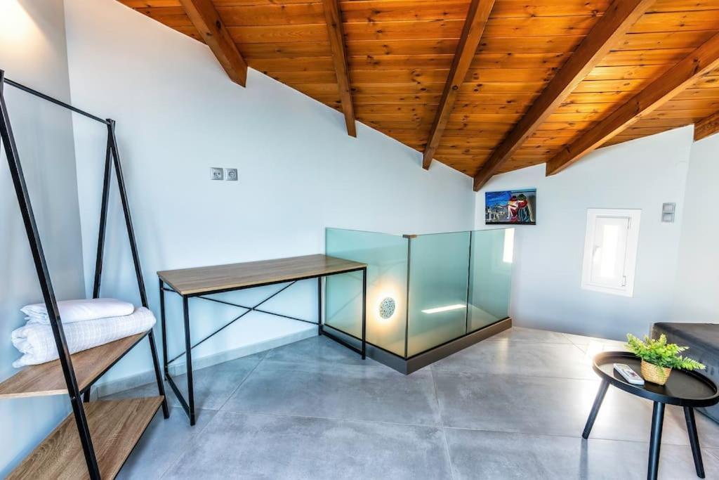 Łóżko lub łóżka w pokoju w obiekcie Zefyros Suite , Seafront retreat !