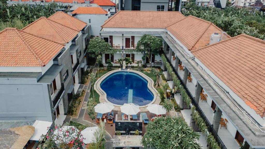 Bazén v ubytování You Suite Seminyak nebo v jeho okolí