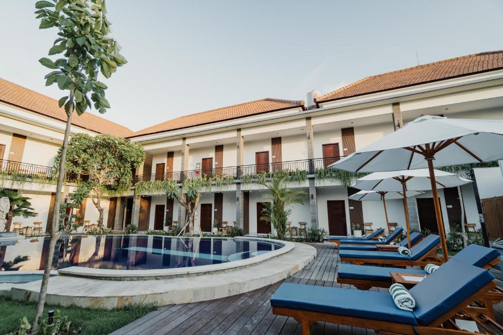 Bazén v ubytování You Suite Seminyak nebo v jeho okolí