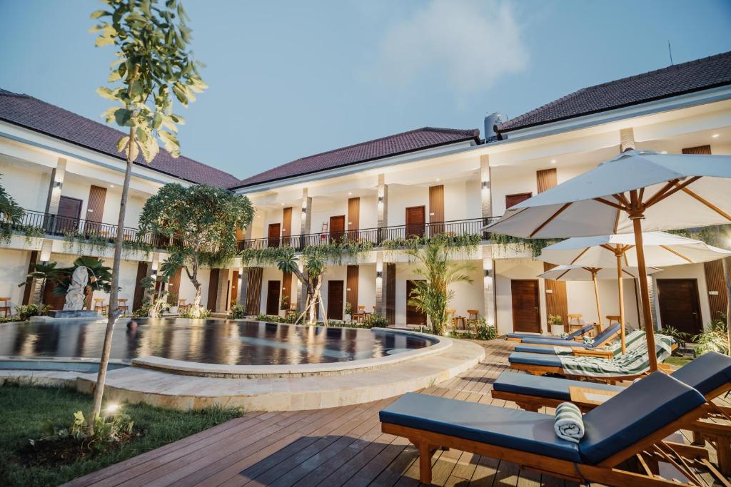 Bazén v ubytování You Suite Seminyak nebo v jeho okolí