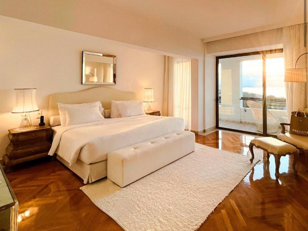 Кровать или кровати в номере Grecotel Creta Palace