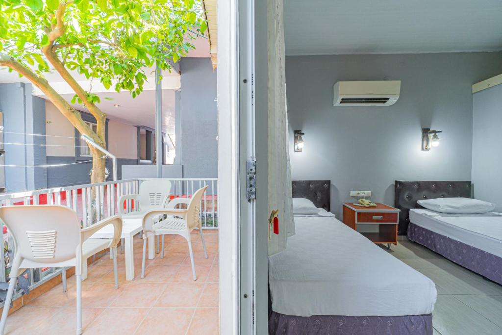 Postel nebo postele na pokoji v ubytování Sayanora Hotel