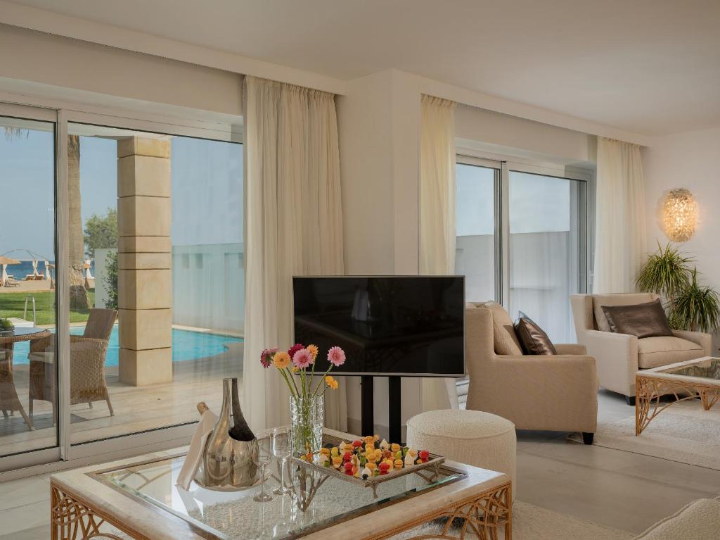 Телевизор и/или развлекательный центр в Grecotel Creta Palace