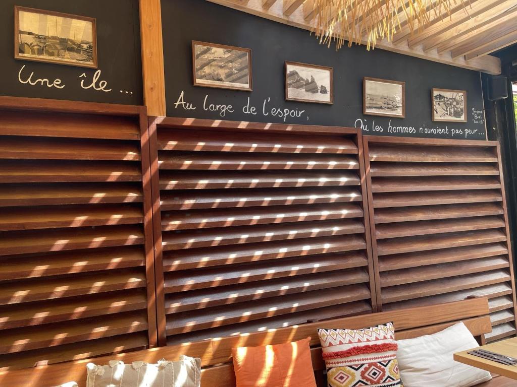 a room with a wooden partition with a wooden bench at L'Oustaou De Porquerolles in Porquerolles