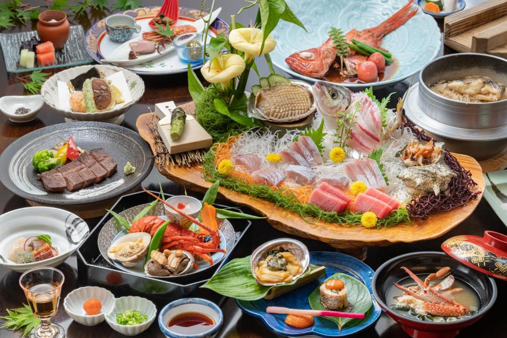 a table with many plates of food on it at 割烹旅館 清都 in Hongō