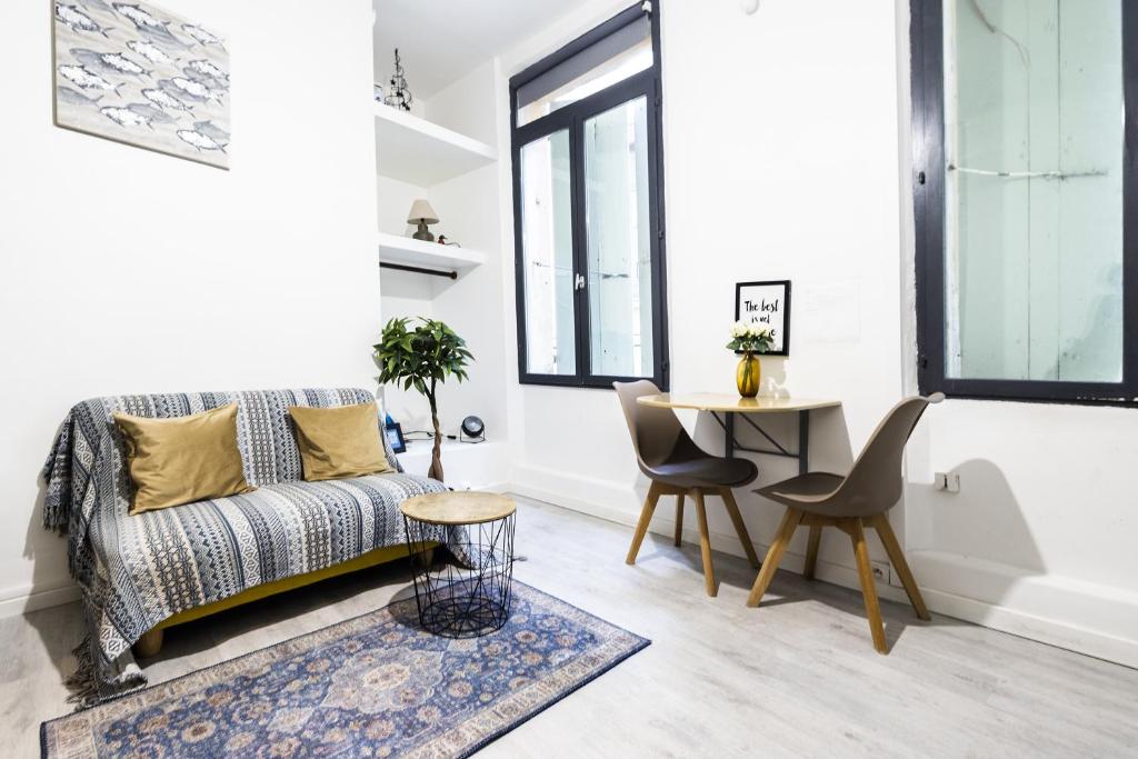 un salon avec un canapé et une table dans l'établissement Comédie 1 - Apt centre ville de Perpignan, à Perpignan