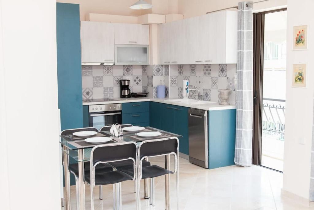 Kuchyň nebo kuchyňský kout v ubytování Great Apartment in Piraeus