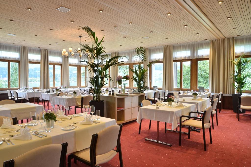 Restaurace v ubytování Hotel Kurhaus am Sarnersee