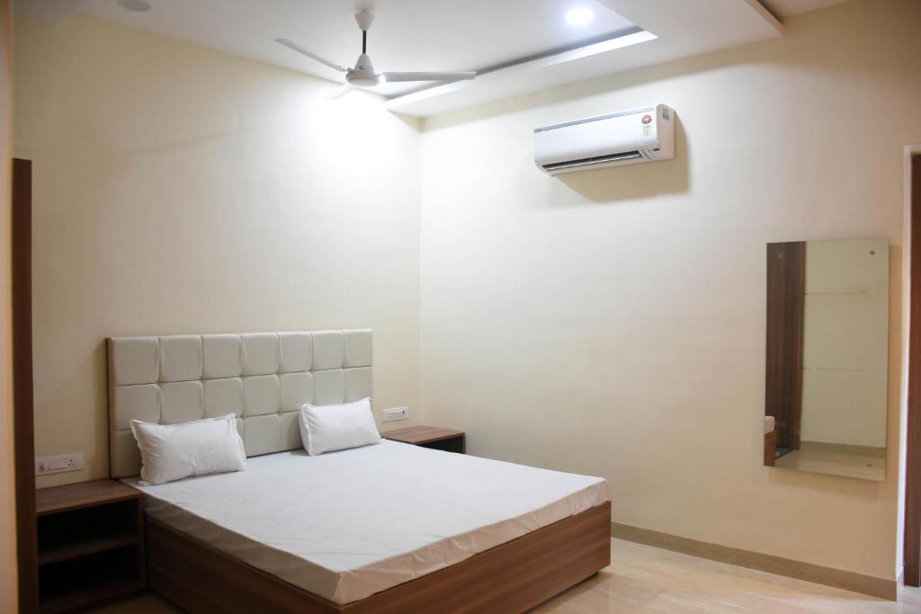 1 dormitorio con 1 cama y aire acondicionado en la pared en Bharat Milap Homestay- A Sonawala Unit, en Varanasi