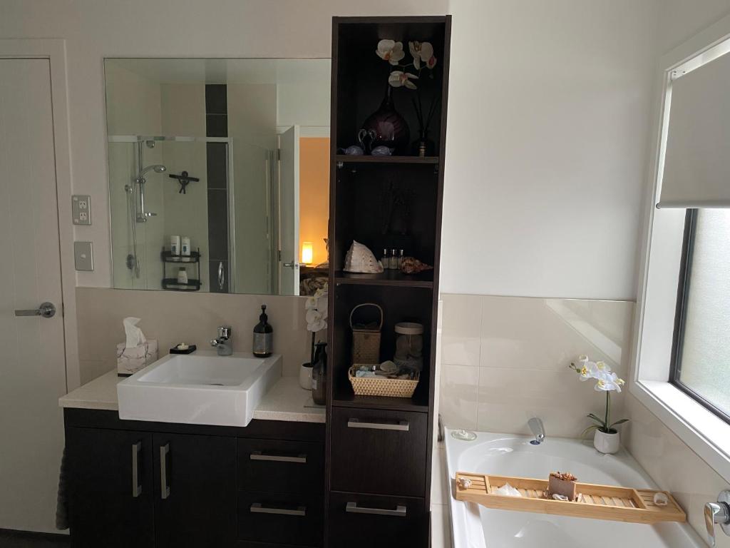 Ihimaera Suite 1 or 2 brm River Garden Cambridge with Complimentary Continental Breakfast - Resim 3