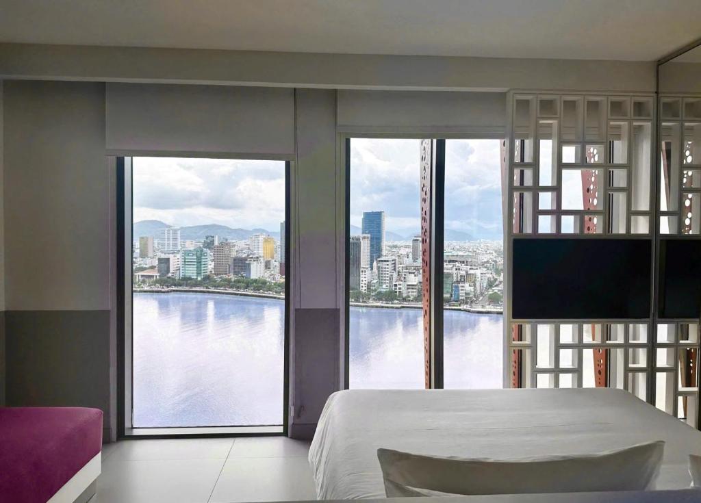 TV a/nebo společenská místnost v ubytování Wink Icon Hotel Danang Riverside - Luxury Suites - 24hrs Stay & Rooftop Pool Bar