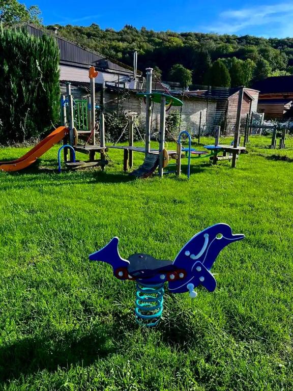 Herní místnost nebo prostor pro děti v ubytování Bungalow avec piscine