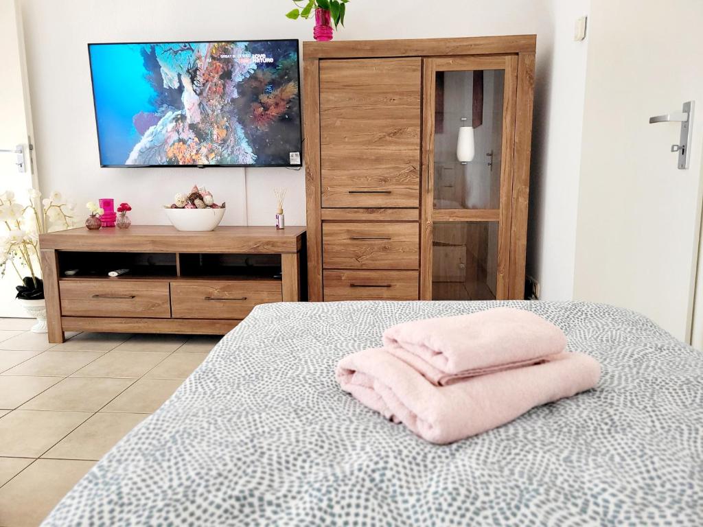 Un dormitorio con una cama con dos toallas encima. en 2 Zimmer für 3-4 Person , Klima, Parkplatz, en Mülheim an der Ruhr