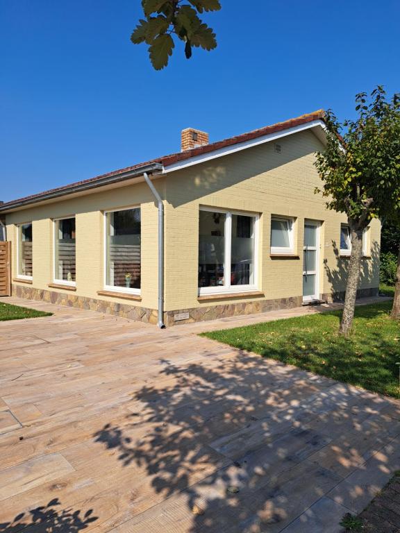 een huis met een grote oprit ervoor bij Pavillon du golf in De Haan