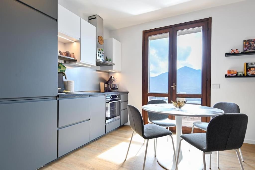 Dapur atau dapur kecil di Terrazza sul Lago - Solto Collina - by HOST4U