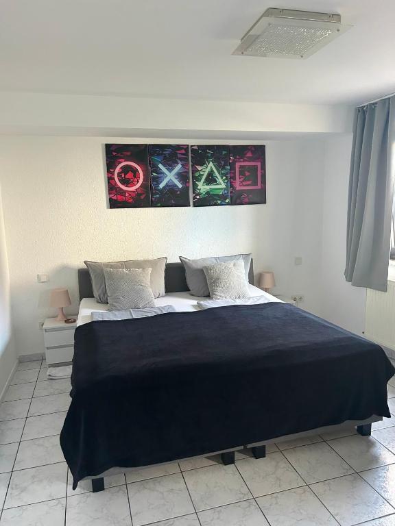 Ein Bett oder Betten in einem Zimmer der Unterkunft Mikroapartments Klarenthal