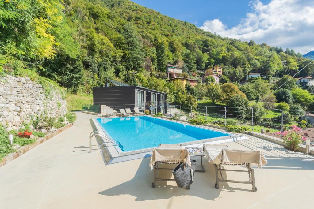 Bazén v ubytování Residenza Maxim with pool by Rent All Como nebo v jeho okolí