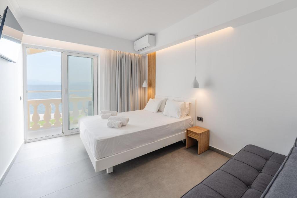 Posteľ alebo postele v izbe v ubytovaní Pontikonisi Hotel & Suites