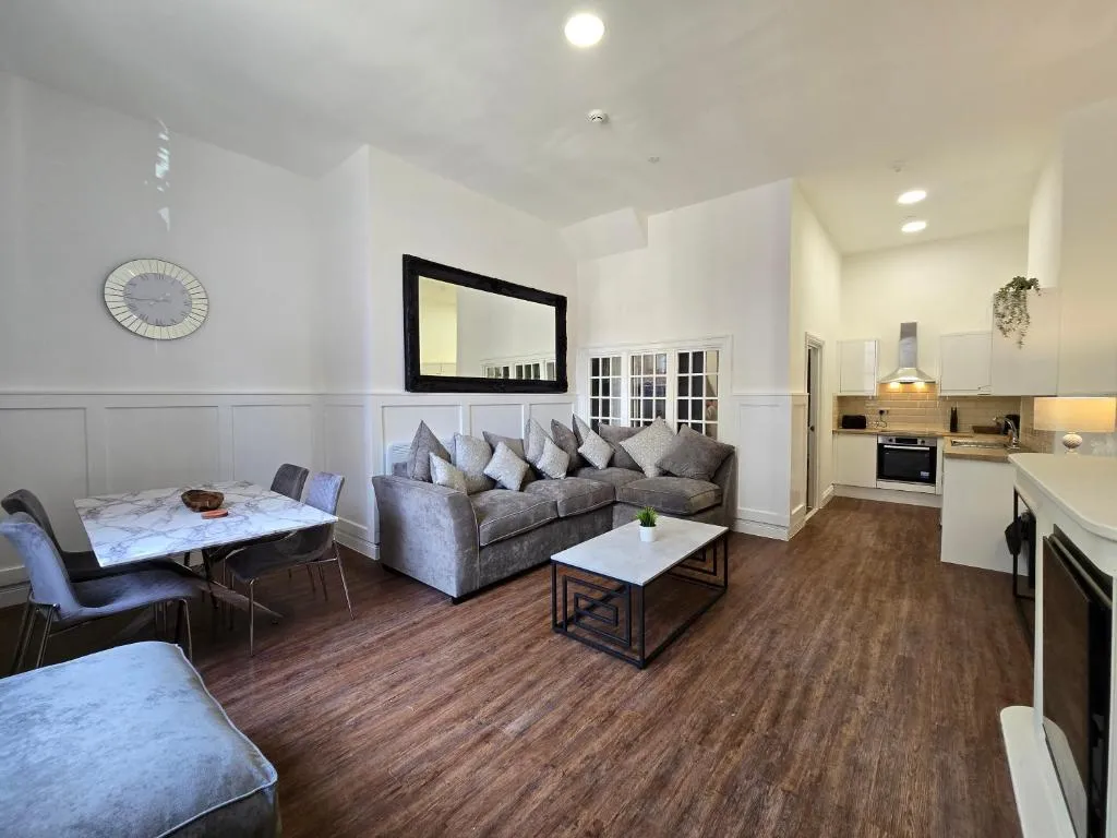 Two bedroom flat in Cardiff Bay with roof terrace