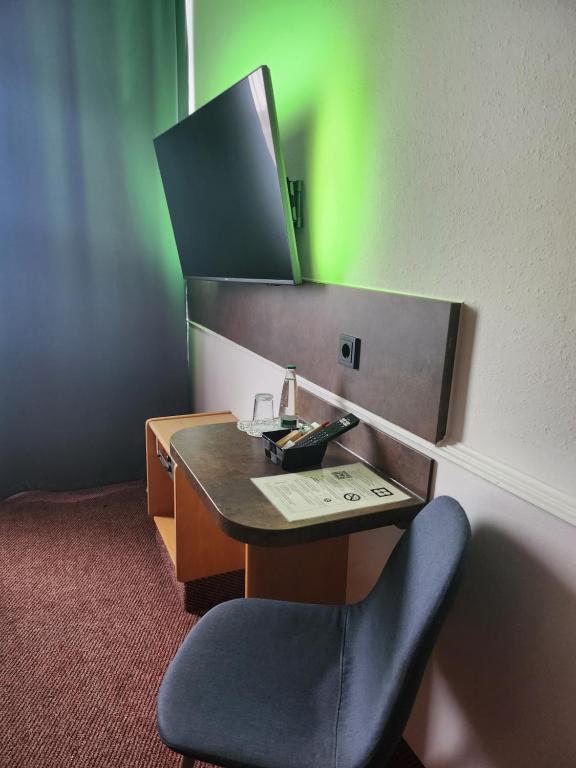 
Kleines einfaches Einzelzimmer mit Bad im Zimmer / Dusche im Gang
