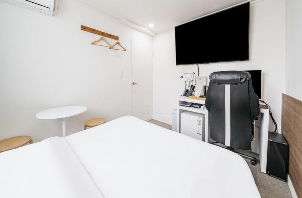 Postel nebo postele na pokoji v ubytování Gaon J Stay Hotel