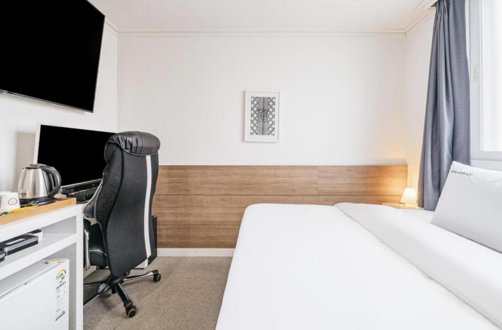 Postel nebo postele na pokoji v ubytování Gaon J Stay Hotel