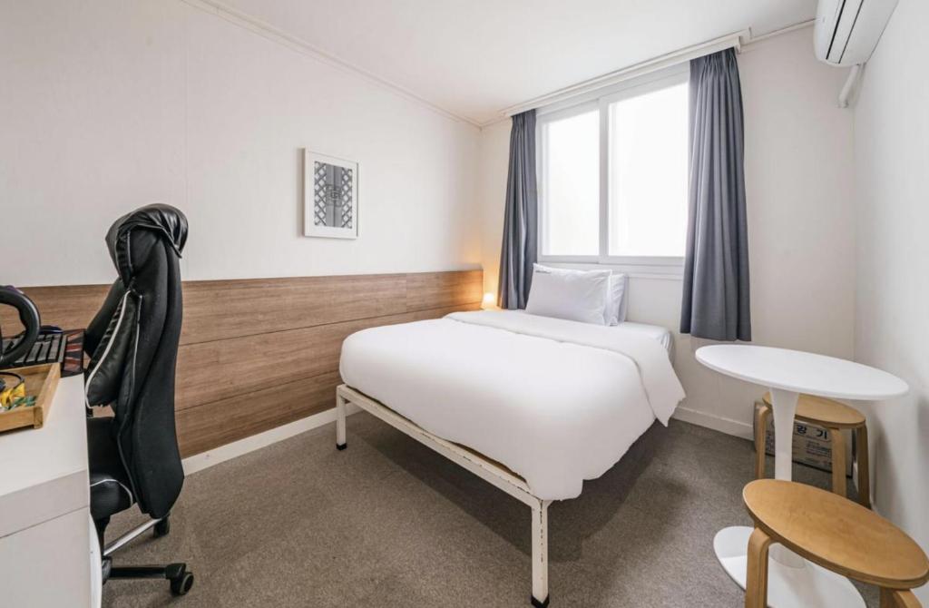 Postel nebo postele na pokoji v ubytování Gaon J Stay Hotel